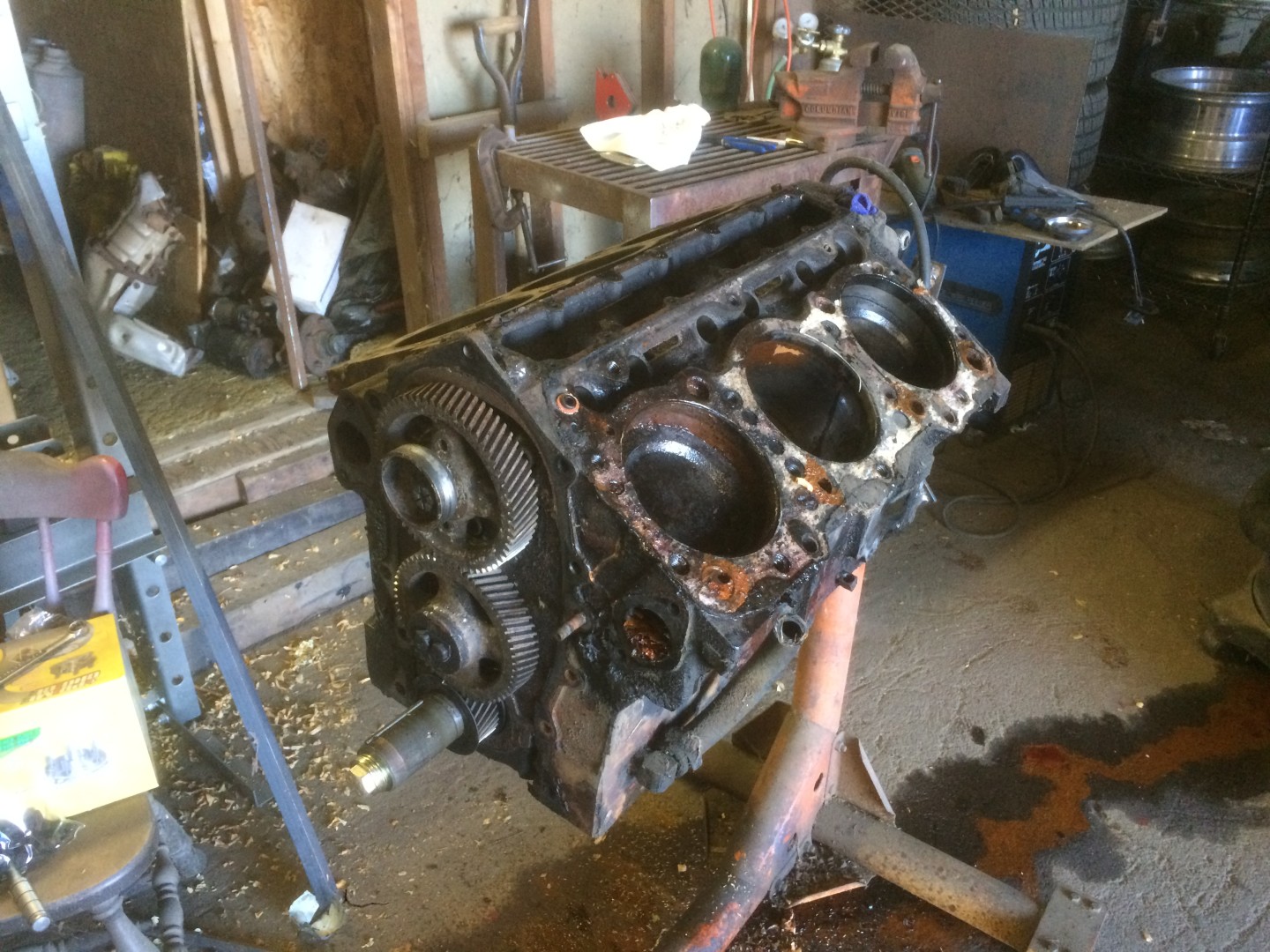 Check out the giant industrial 478 in all its glory.
Factory gear drive, 5.125” factory bore (will need to go over a bit)
The pistons are like 5” tall and weigh a ton, the rods are monsters too.