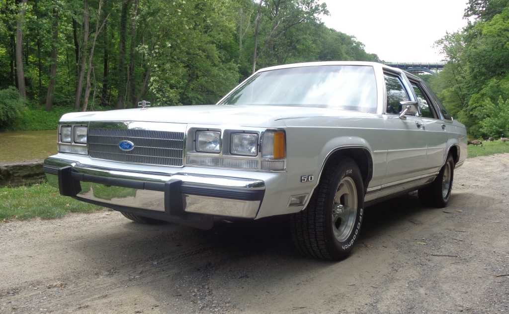 1988 Ford LTD Crown Victoria LX Cover Photo