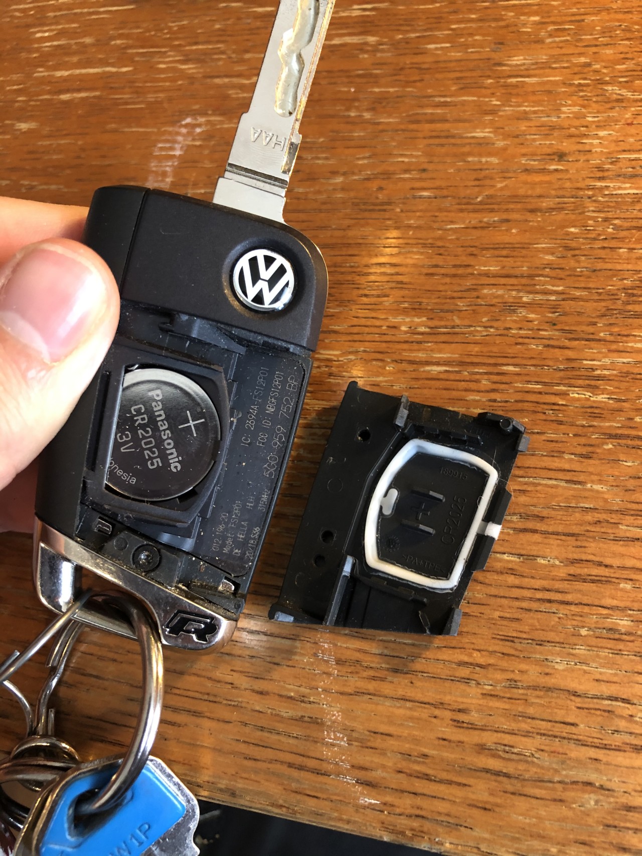 handikap Reskyd Jeg regner med Replacing VW fob battery | volkswagen | golf-mk7 | diys | DIY